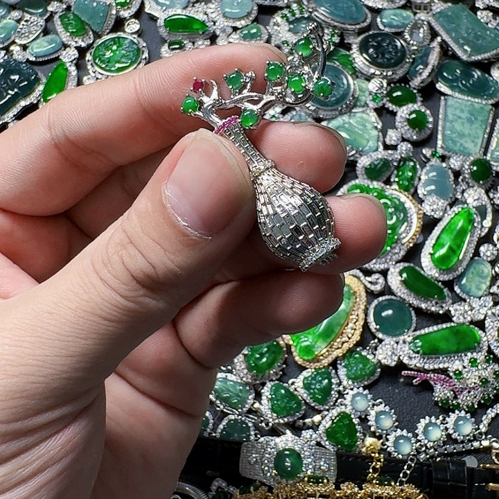 翡翠颈饰未镶嵌天然A货翡翠放漏