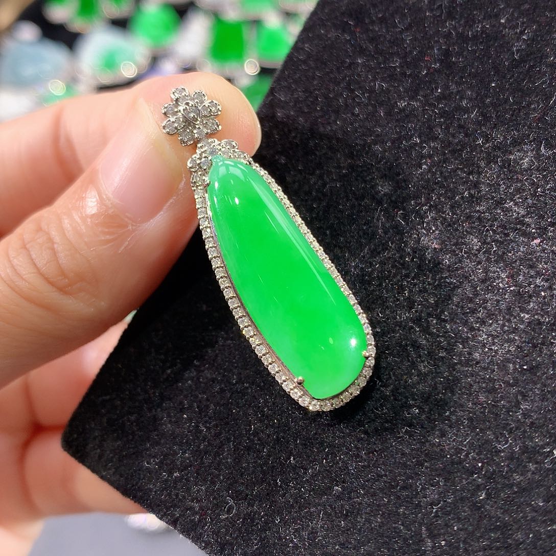 翡翠18K金镶嵌颈饰