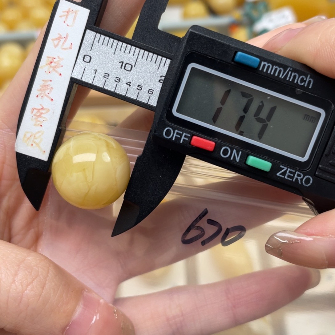 蜜蜡裸石未镶嵌回***期蜜蜡