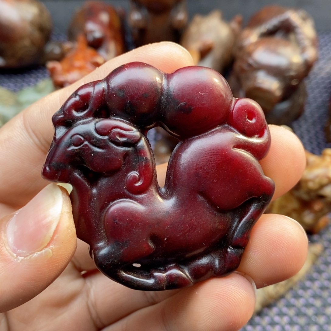 蛇纹石玉颈饰未镶嵌