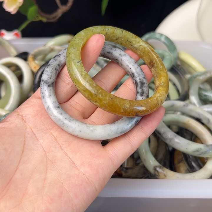 蛇纹石玉手镯未镶嵌青*果