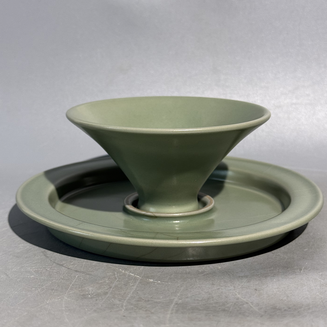 张弓巷茶盏一套，盏口直径10.5cm高5.2cm，托口直径15.8cm高2.6cm