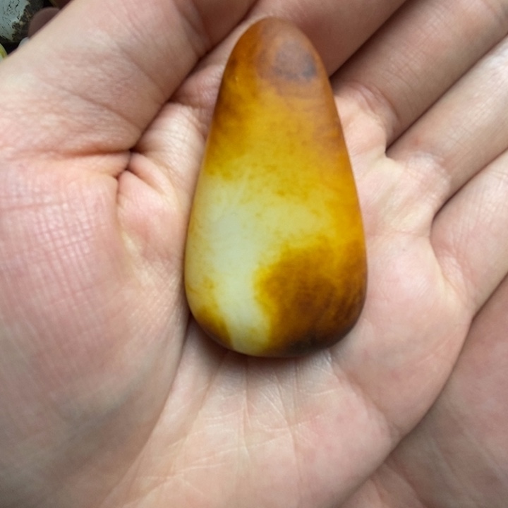 和田玉挂件未镶嵌水滴形秋梨皮皮料