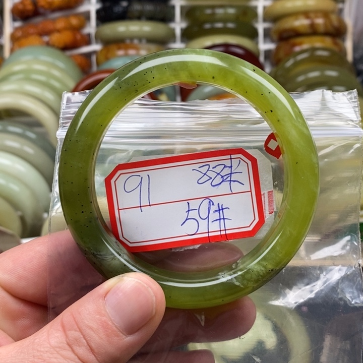 蛇纹石玉颈饰未镶嵌