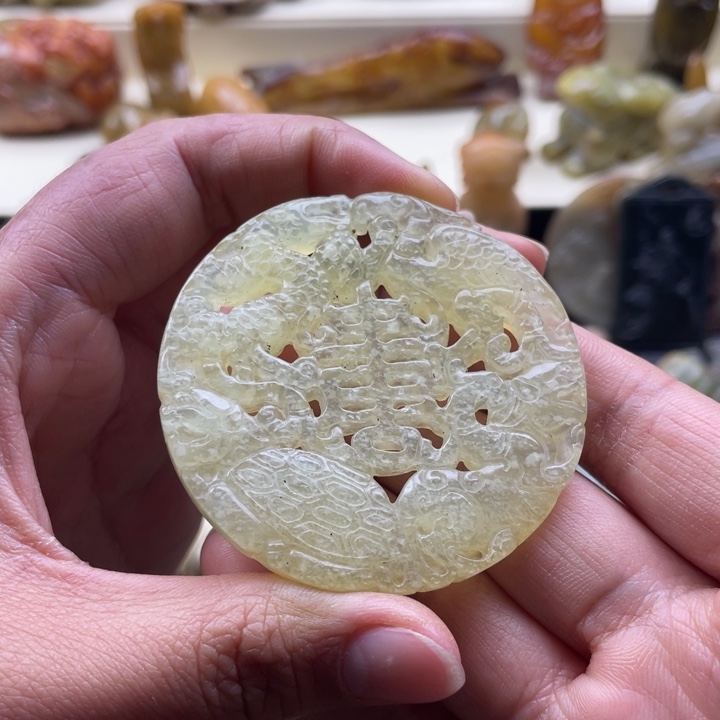 蛇纹石玉颈饰未镶嵌