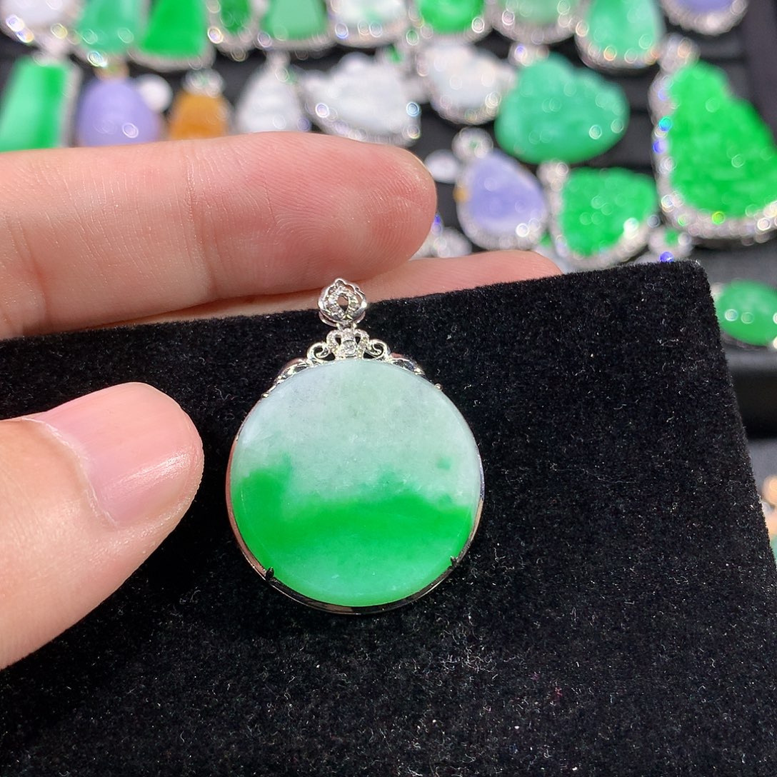 翡翠18K金镶嵌颈饰