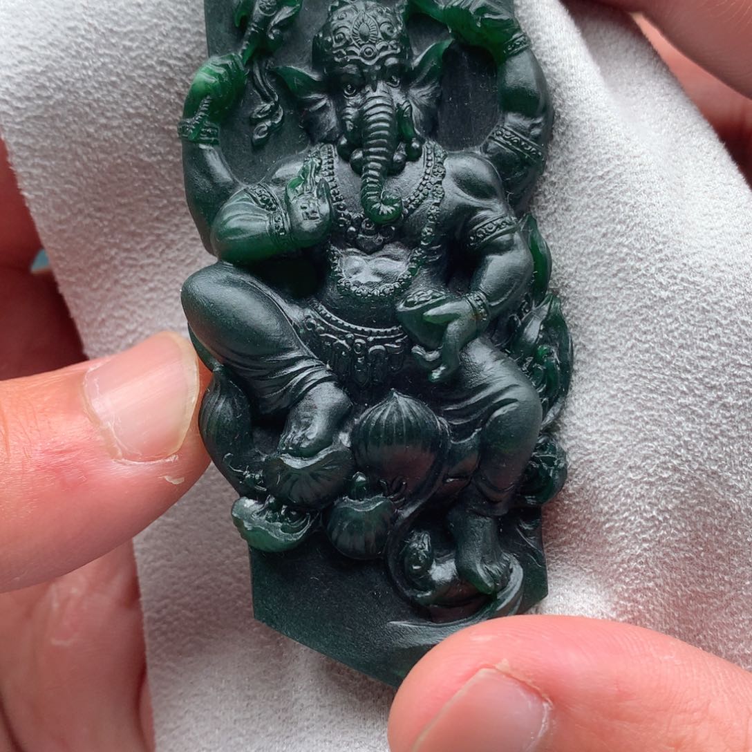 定制翡翠未镶嵌痞**雄