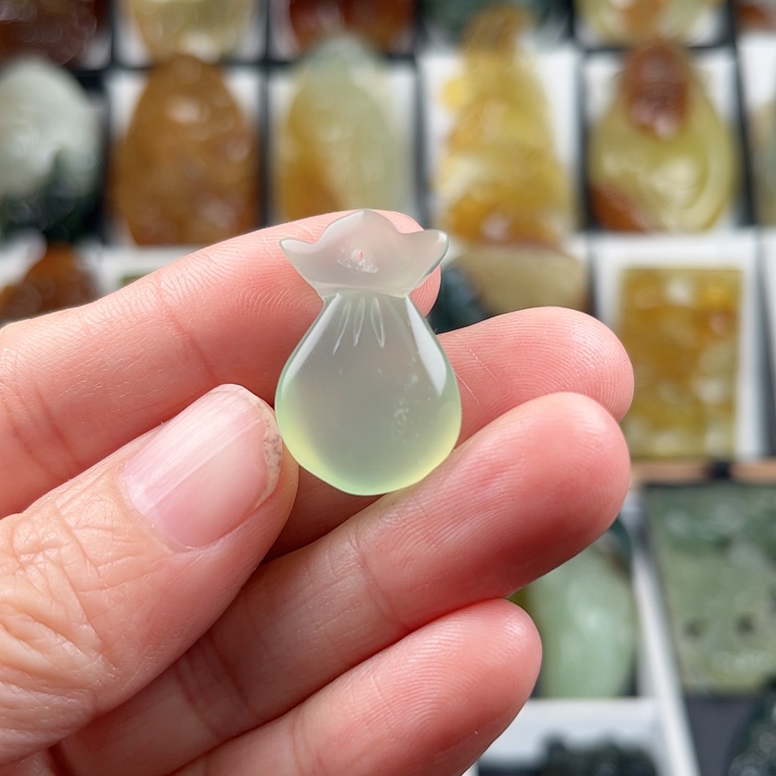 蛇纹石玉颈饰未镶嵌