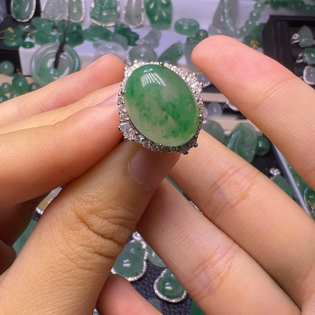 锦***姐石英质玉（非洲翠）未镶嵌颈饰