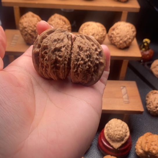 文玩核桃吊坠白狮子半壁全品