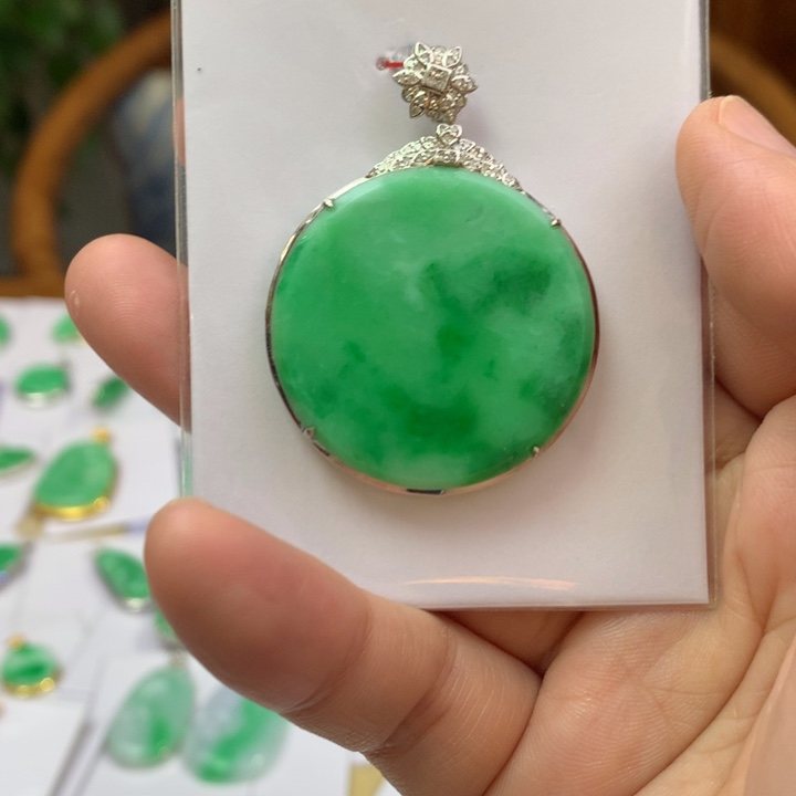 翡翠颈饰18K金镶嵌翡翠吊坠