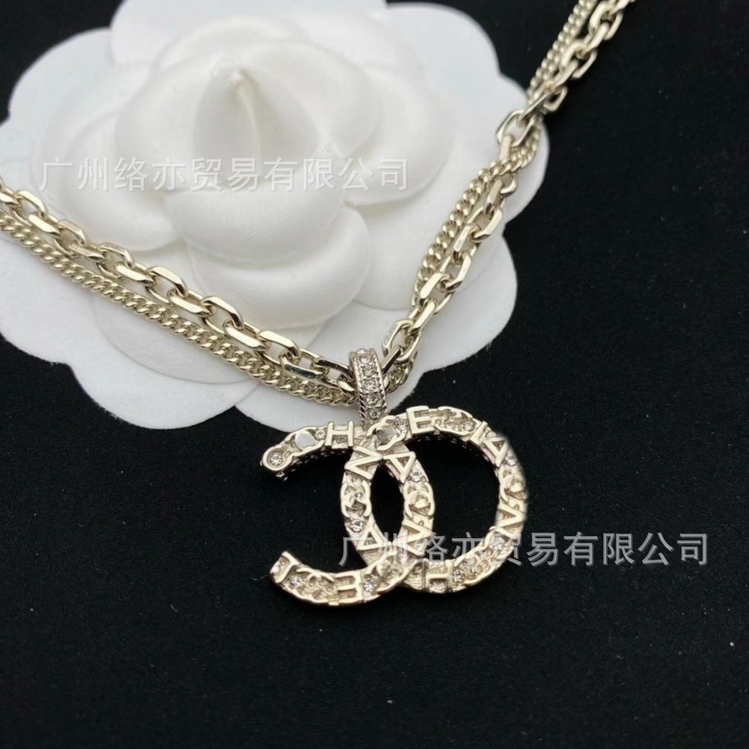 铜亚克力项链工厂实拍香家对版双c双层浮雕项链女时尚高级感香奶