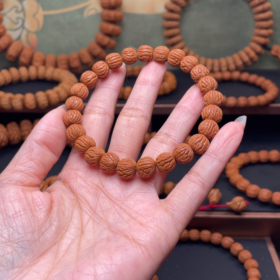 桃核吊坠0.9。小黑龙