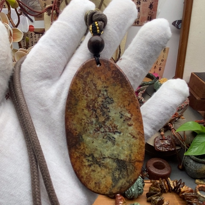 未镶嵌岫岩河磨玉（透闪石质玉）挂件