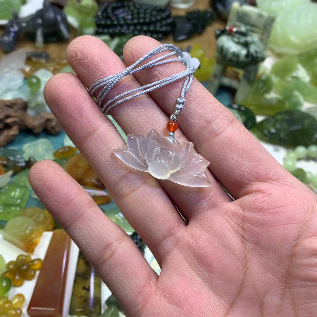 岫玉颈饰未镶嵌莲花