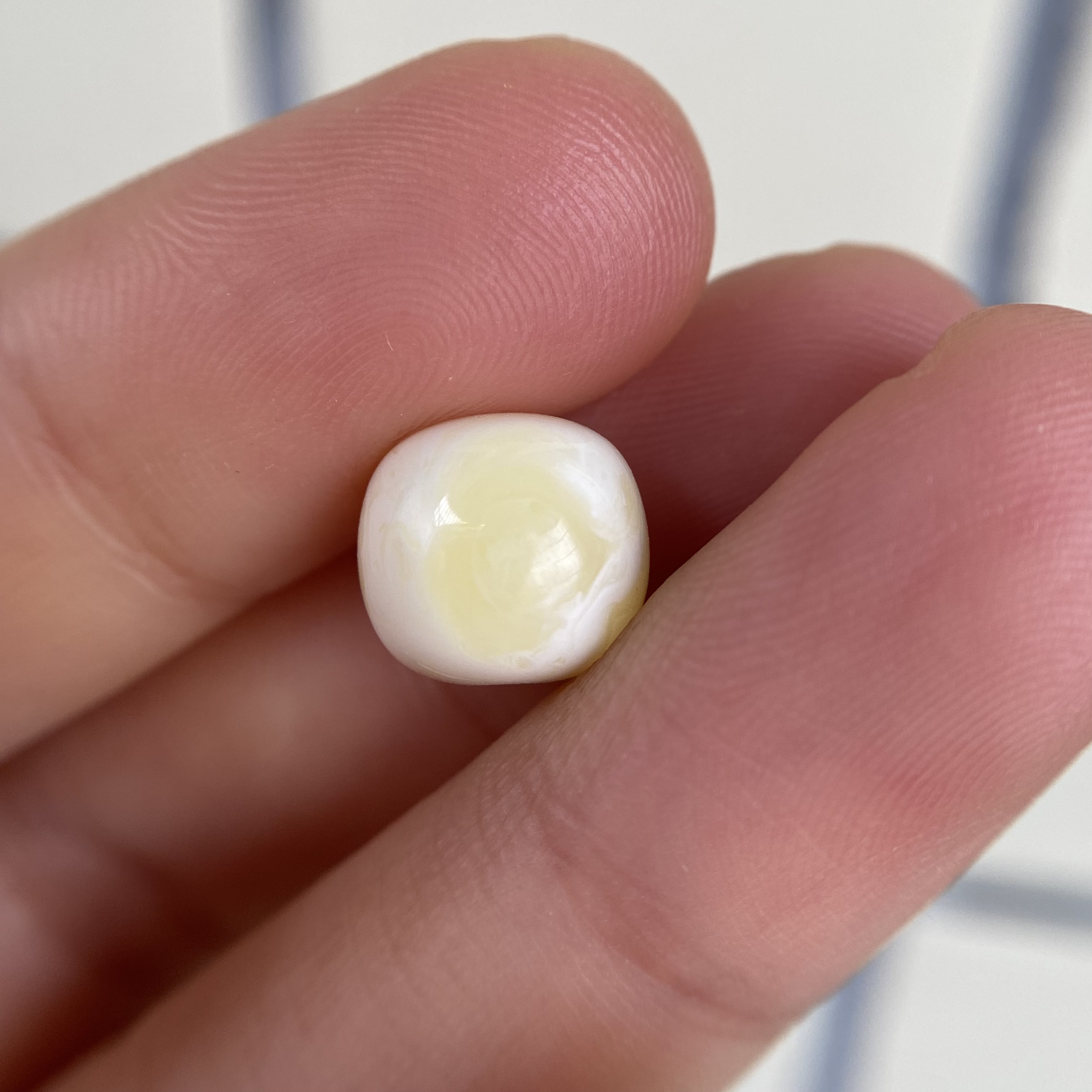 蜜蜡橘黄金白老型配饰10.5×9.5mm，很够用，整体不错