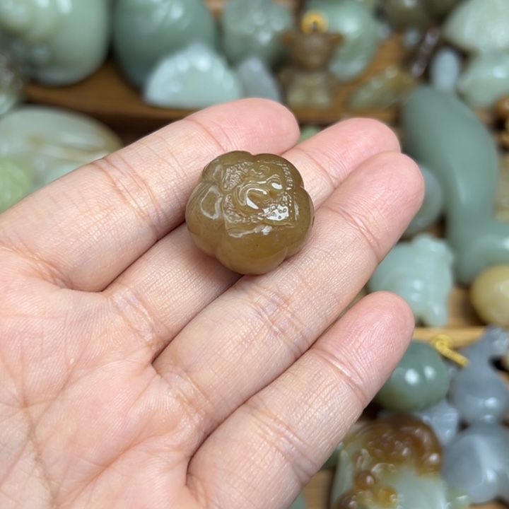 颈饰未镶嵌和田玉?*