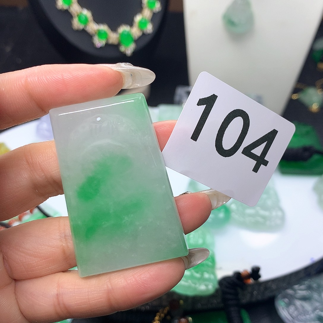 翡翠吊坠(赠链)未镶嵌