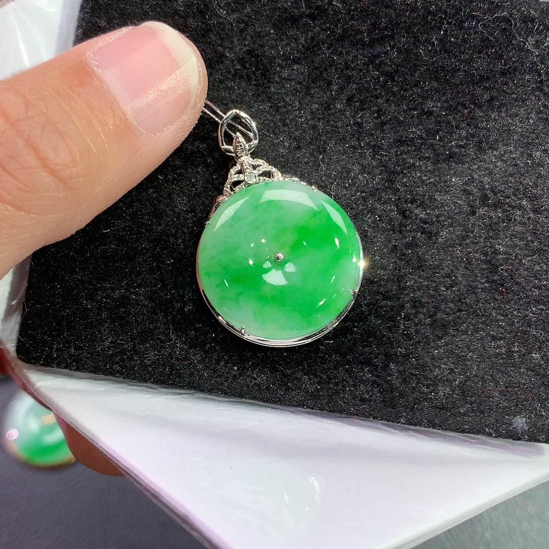 翡翠吊坠(赠链)18K金镶嵌l****文