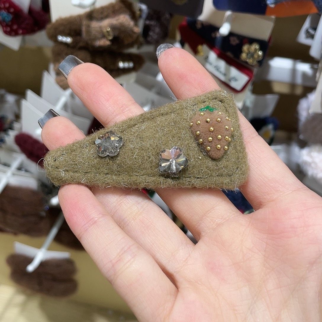 布艺非金属咖色草莓一只