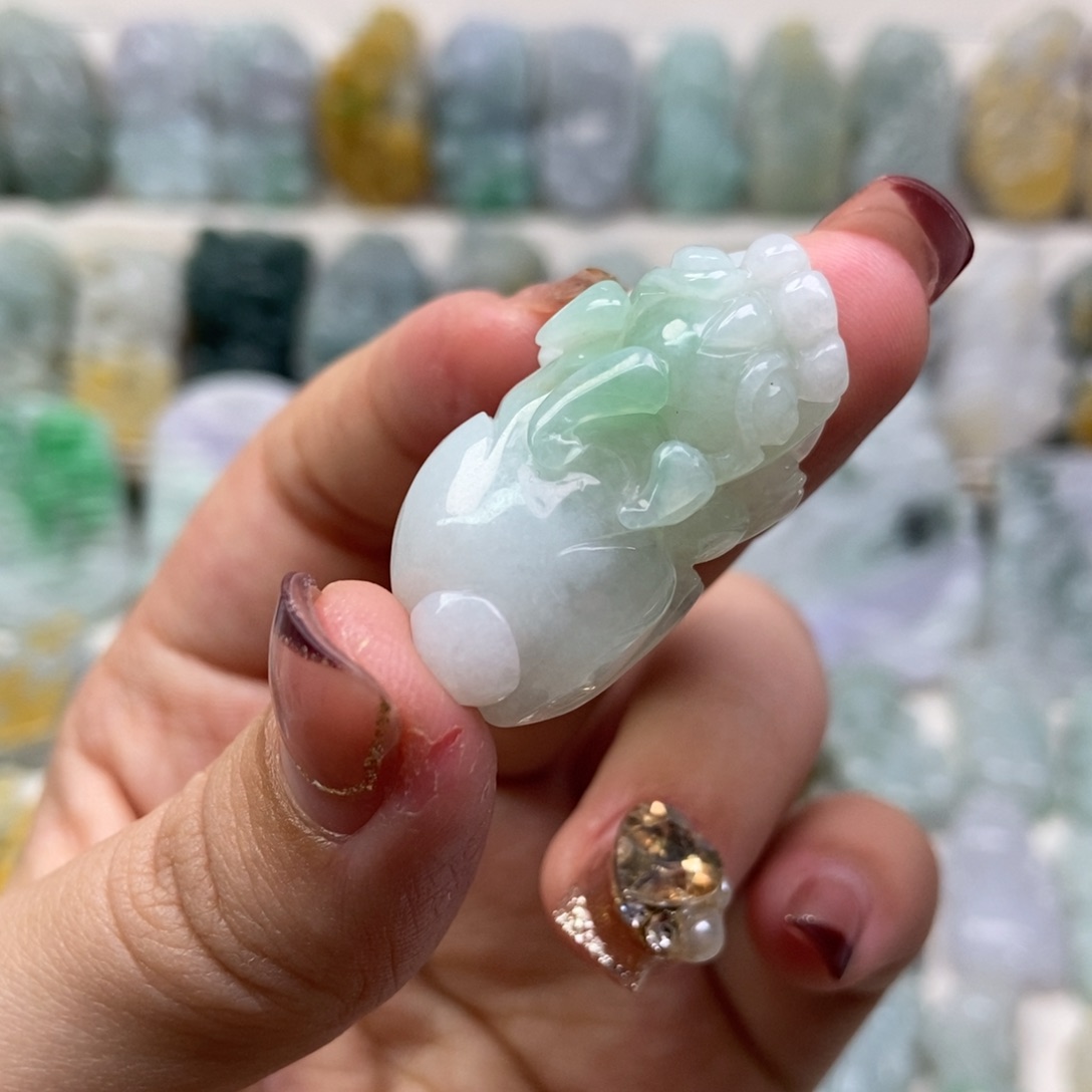 翡翠吊坠(赠链)未镶嵌