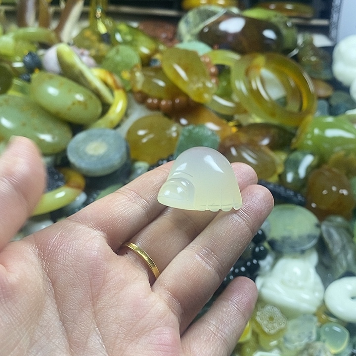 蛇纹石玉未镶嵌颈饰