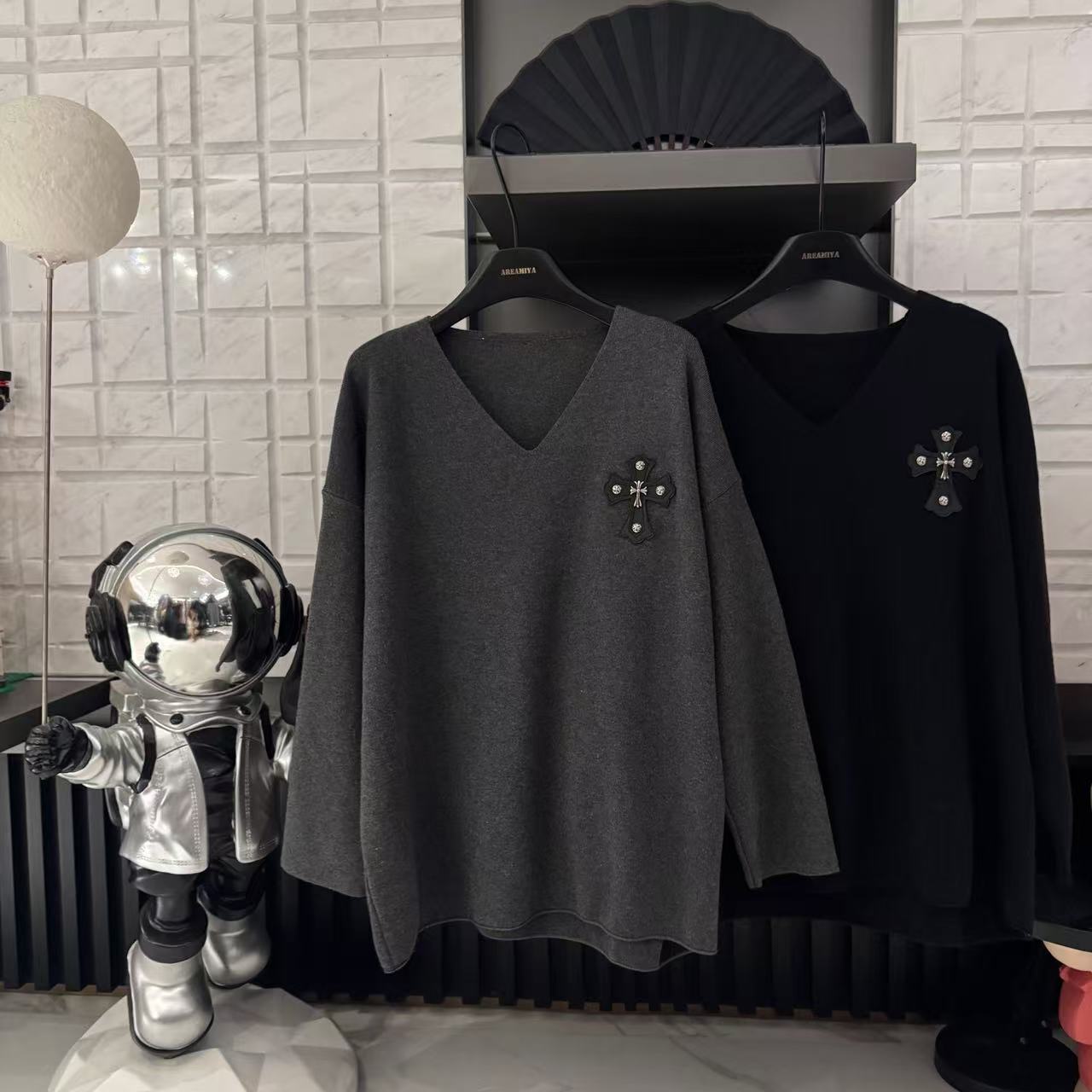 达人【高级疏离感】秋季女款潮牌质感v领十字架套头毛衣CP563