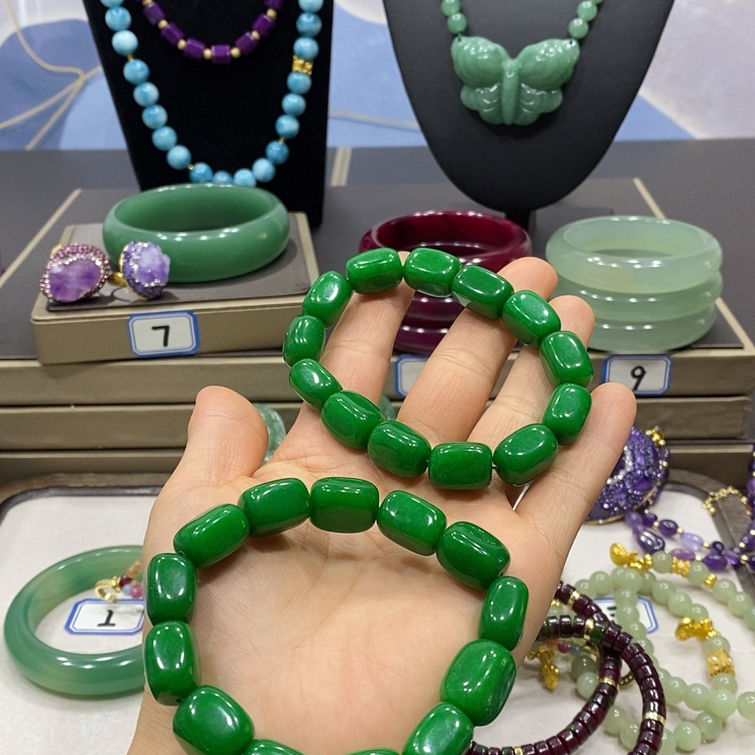 石英岩玉未镶嵌颈饰