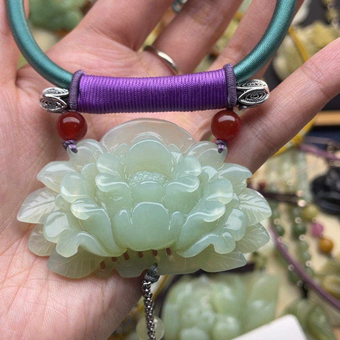 蛇纹石玉颈饰未镶嵌