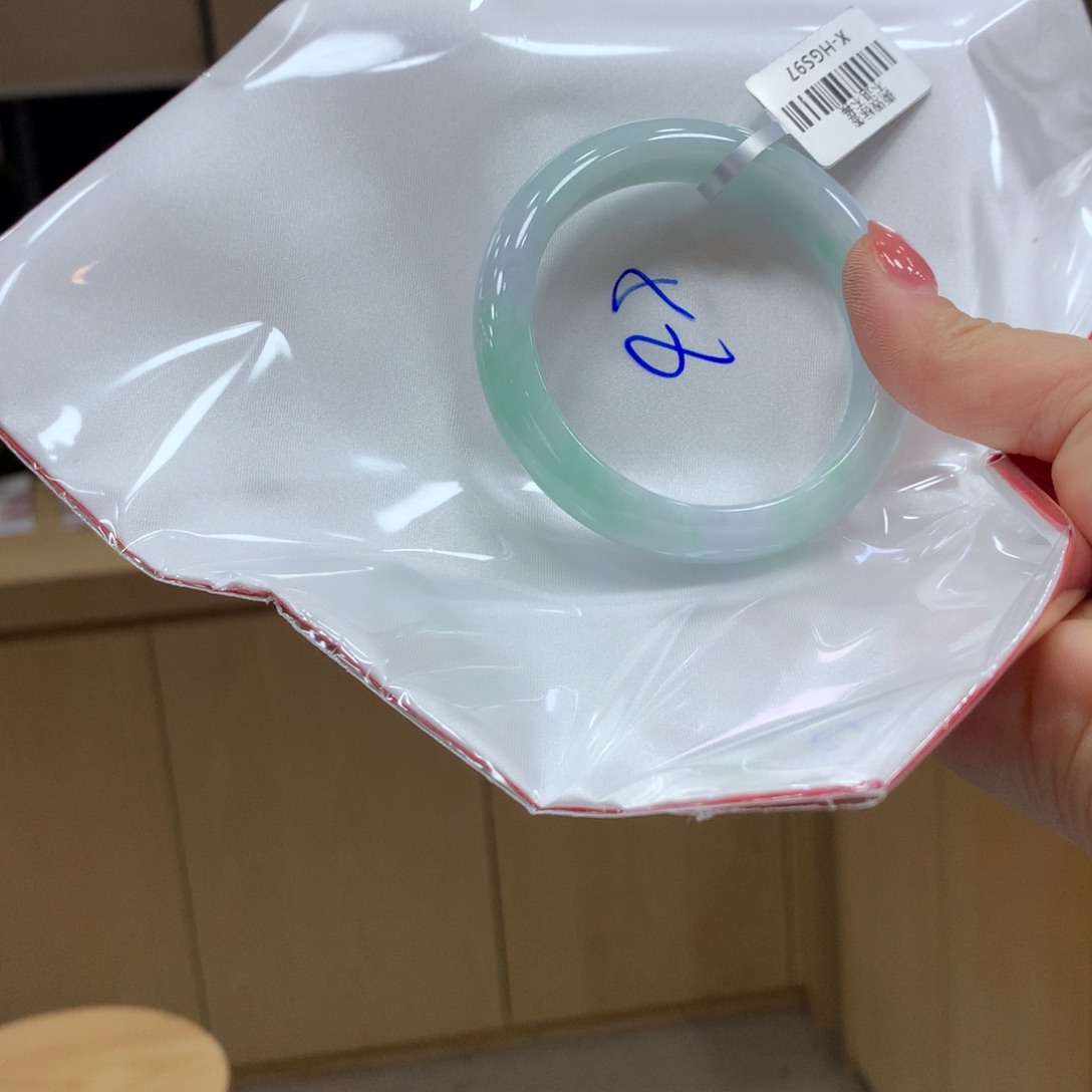 翡翠手镯未镶嵌不退不换