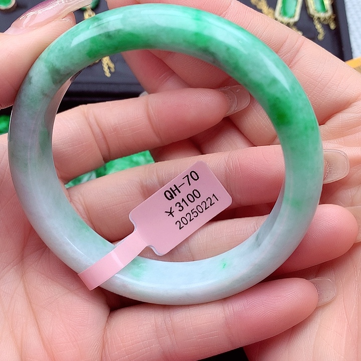 翡翠手镯未镶嵌翡翠