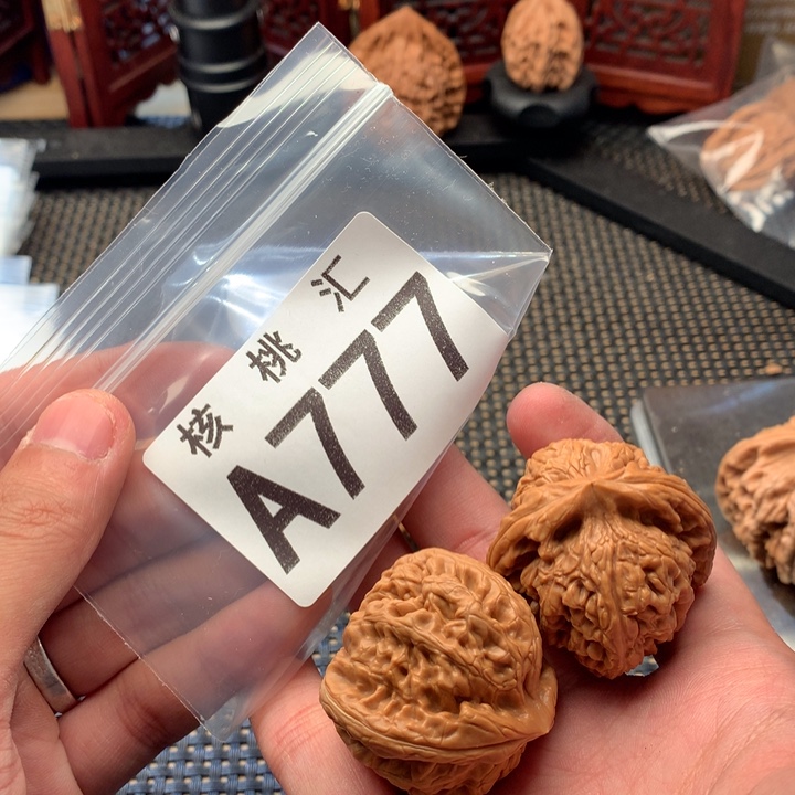 文玩核桃吊坠红锦鲤