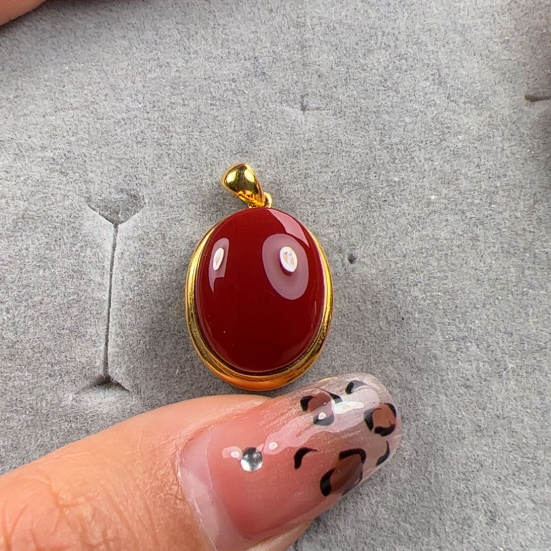18K金镶嵌吊坠南红玛瑙