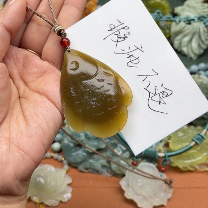 蛇纹石玉吊坠合金