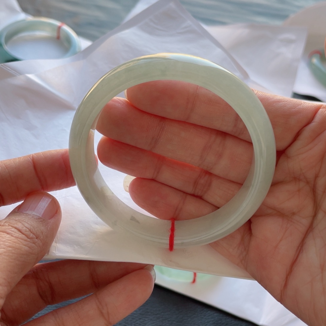 翡翠手镯未镶嵌翡翠手镯