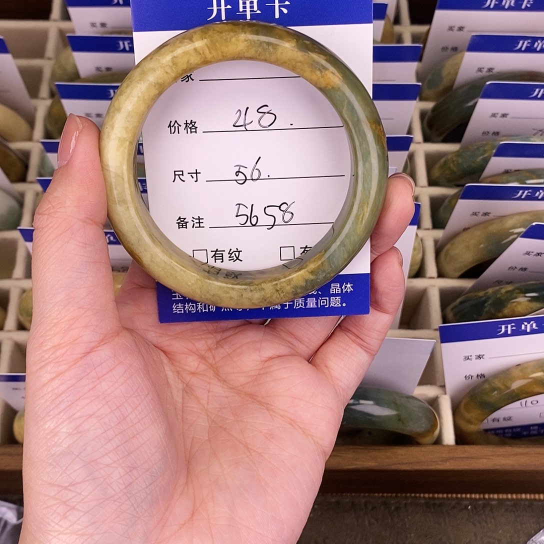 蛇纹石玉手镯未镶嵌