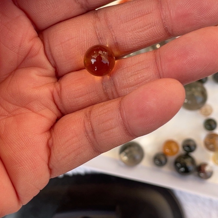 水晶圆珠未镶嵌我****?天然黄水晶单株