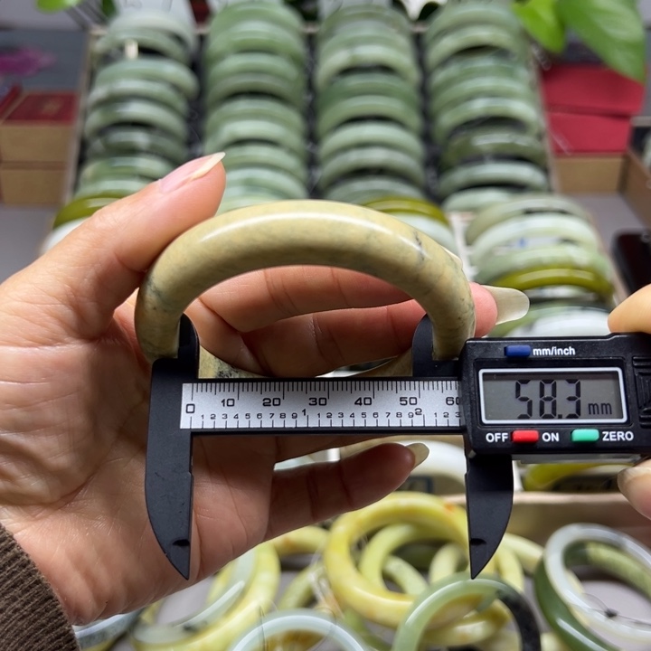 蛇纹石玉未镶嵌手镯5