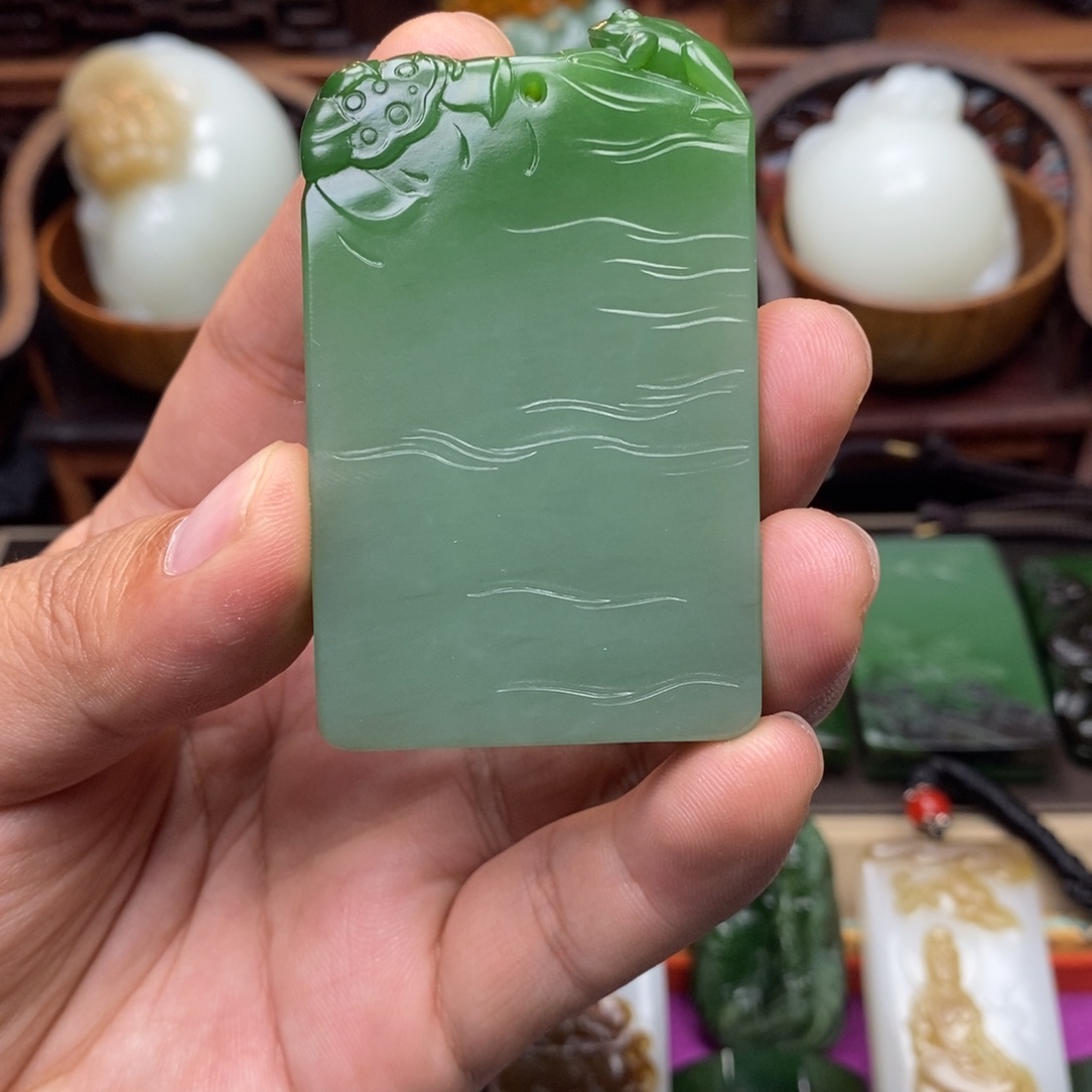 任***雄和田玉未镶嵌颈饰