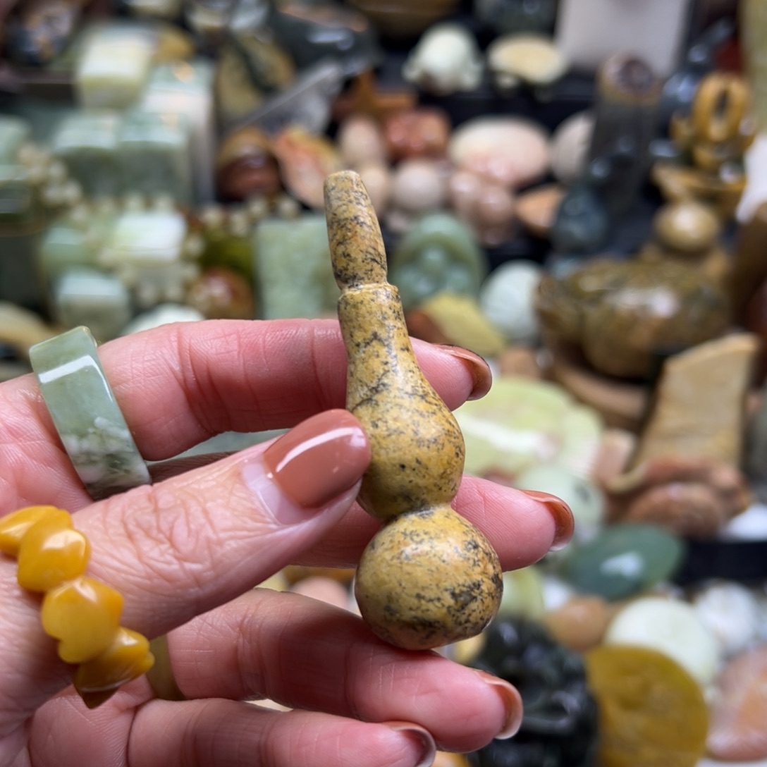 小***迹岫岩河磨玉（透闪石质玉）未镶嵌颈饰河磨玉葫芦