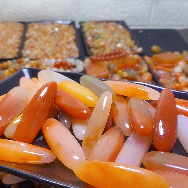 尘****新疆金丝玉吊坠项链