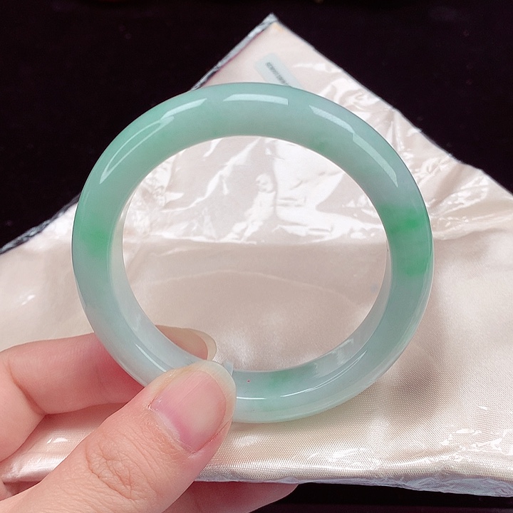 翡翠手镯未镶嵌翡翠