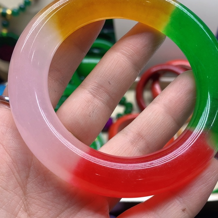 翡翠颈饰未镶嵌手镯