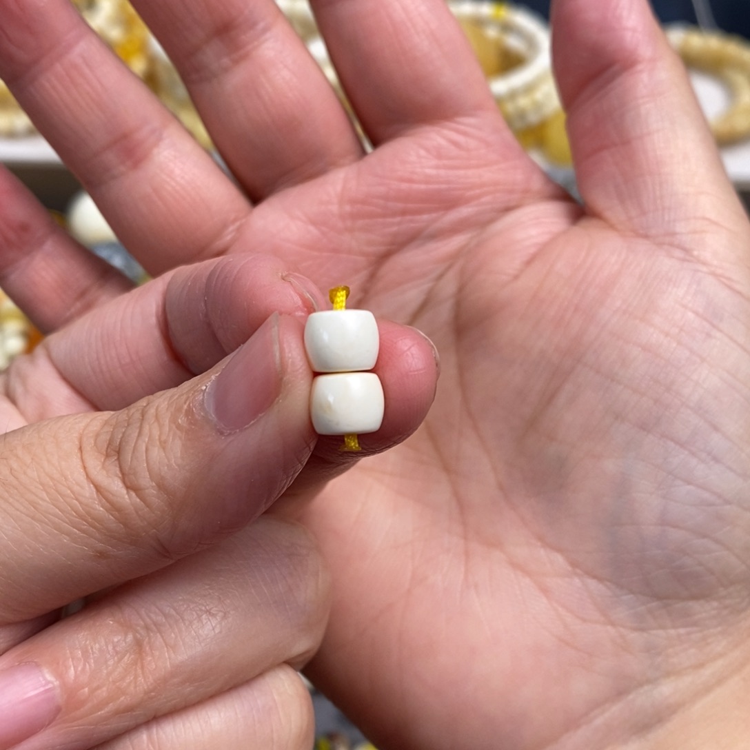 琥珀裸石未镶嵌漆瓷白直切对珠7.7