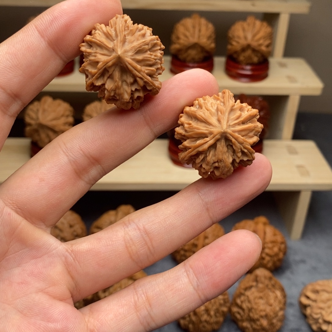 文玩核桃吊坠三棱