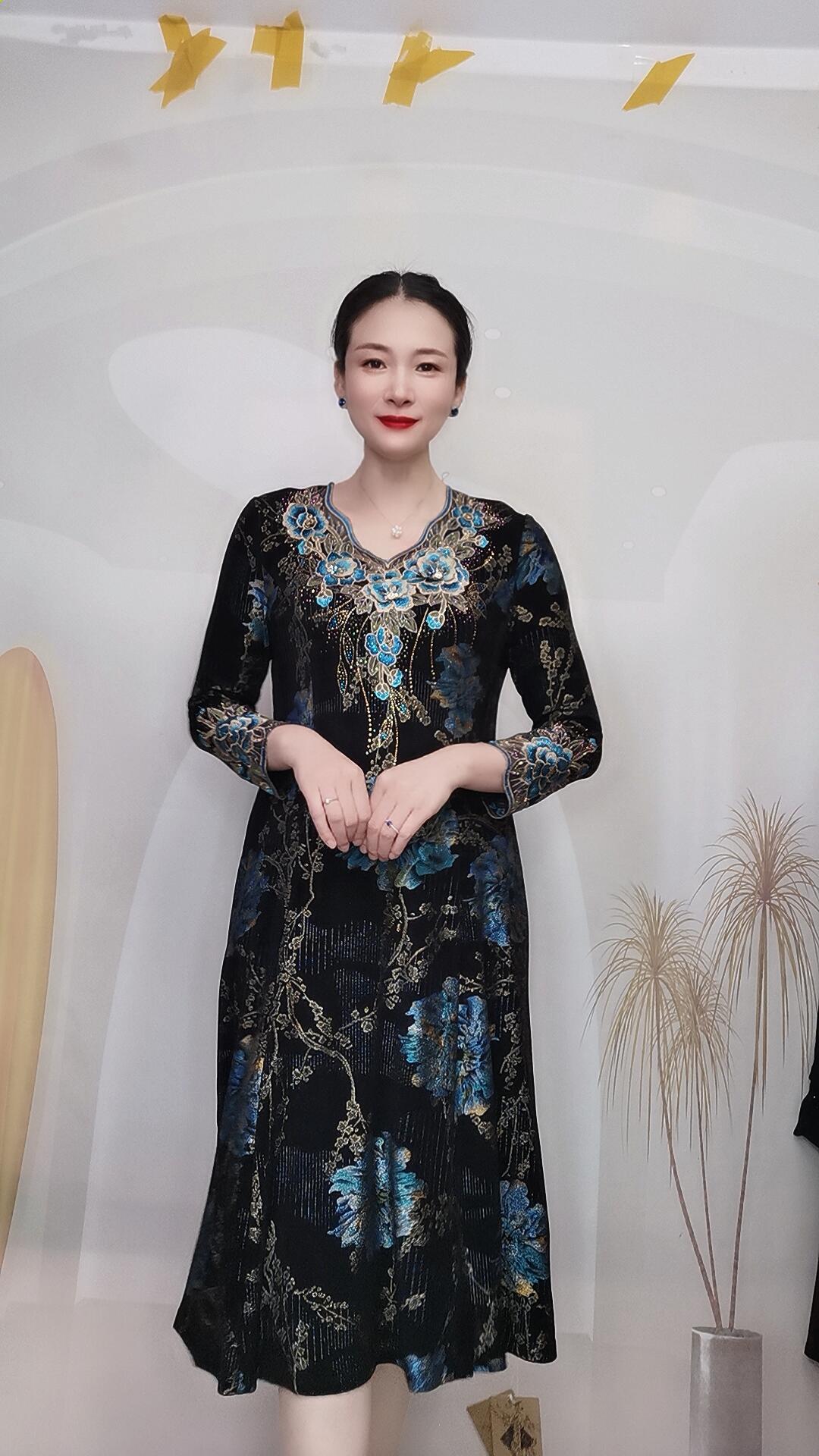 重工烫钻手工钉珠连衣裙（清版）