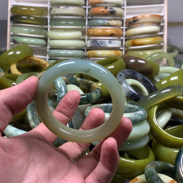 蛇纹石玉手镯未镶嵌