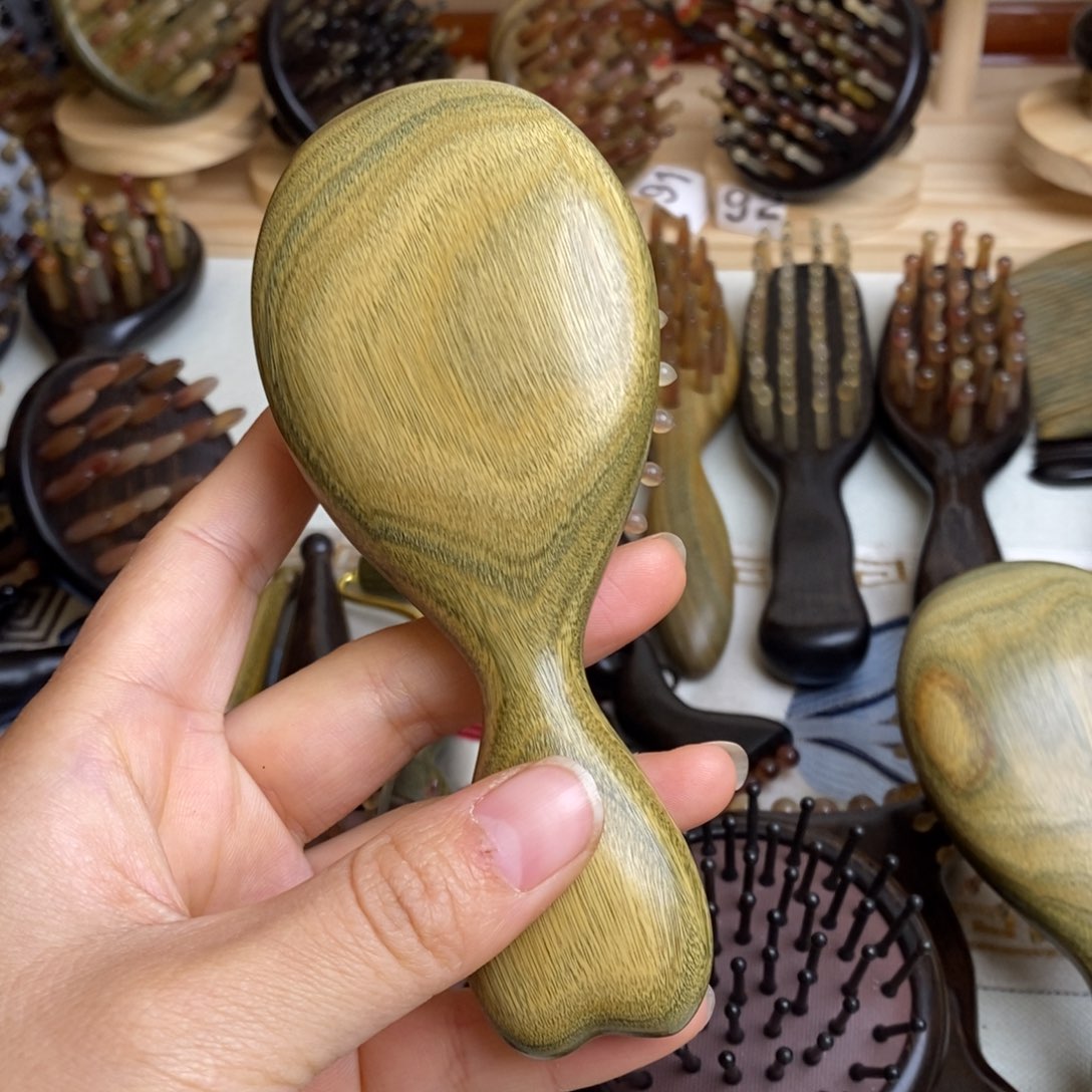 绿檀按摩梳子梳理一下