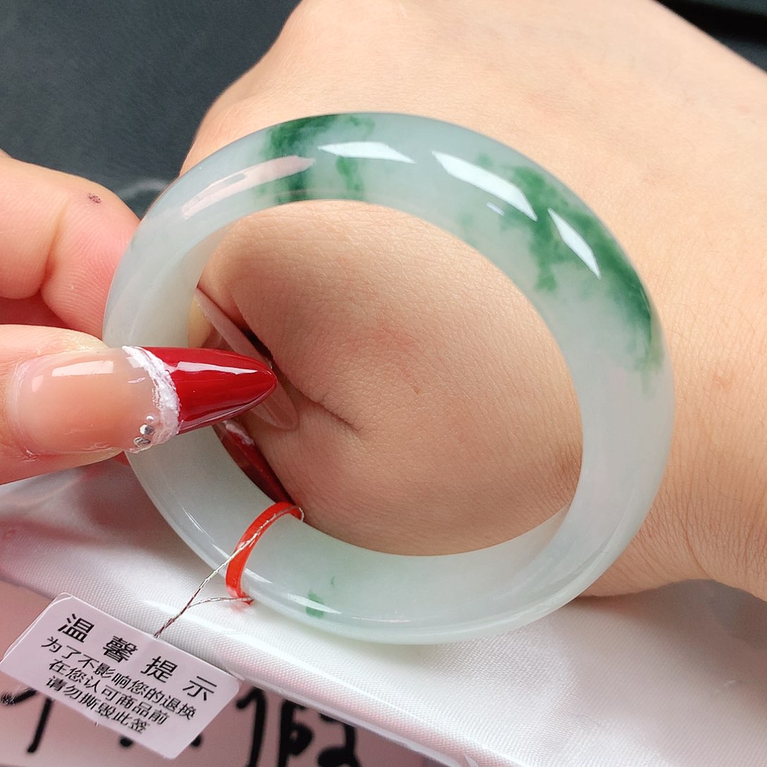 翡翠手镯未镶嵌55贵