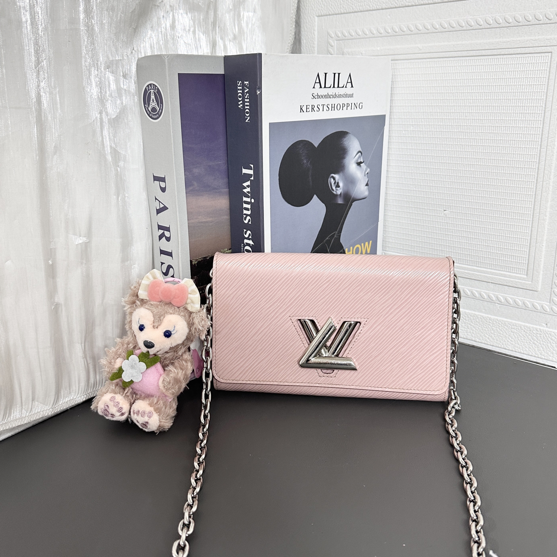 95新 LouisVuitton/路易威登 95新粉色扭扭链条斜挎包